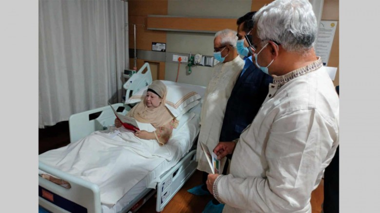 ঐকমত্য কমিশনের সদস্যরা আমন্ত্রণপত্র পৌঁছে দিলেন খালেদা জিয়াকে