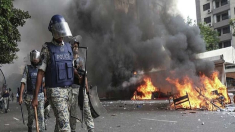 ‘জুলাই যোদ্ধারা’ সংসদ ভবনের বাইরে যানবাহন ভাঙচুর করে