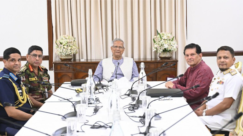 প্রধান উপদেষ্টার সঙ্গে তিন বাহিনীর প্রধানের সাক্ষাৎ, নির্বাচনের প্রস্তুতি নিয়ে আলোচনা