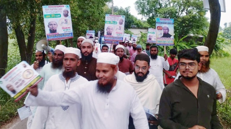 আলীরটেকে রিকশা মার্কার প্রার্থী খন্দকার আনোয়ার হোসেনের ব্যাপক গণসংযোগে জনস্রোত