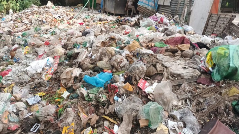 পাইকপাড়া বড় কবরস্থানের পাশে ময়লার স্তুপ, দুর্ভোগে পথচারীরা