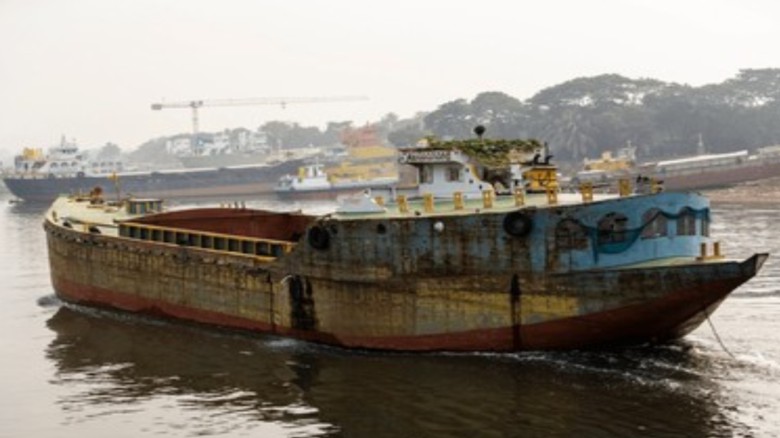 শীতলক্ষ্যায় বেপরোয়া বাল্কহেড, সুকানী সহ গ্রেপ্তার-...