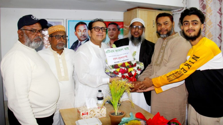 এটিএম কামালকে ফুলেল শুভেচ্ছা...