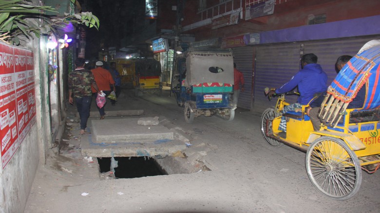 গলাচিপায় ড্রেনের ঢাকনা