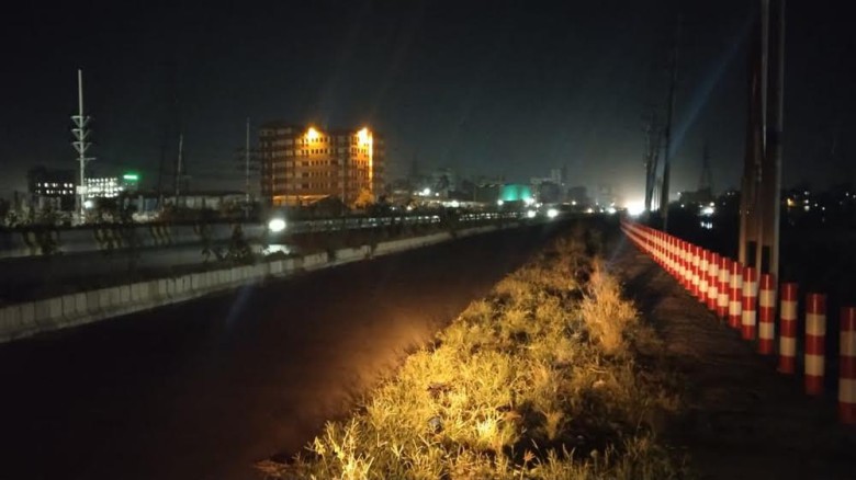 রাতে ভয়ঙ্কর যে সড়ক