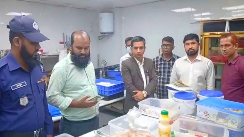 নারায়ণগঞ্জে সুইট নেশন কারখানায় অভিযান: লাখ টাকা জরিমানা