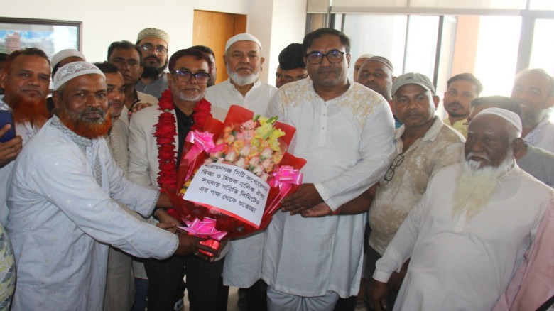 নাসিক প্রশাসকের সঙ্গে রিকশা ও মিশুক মালি