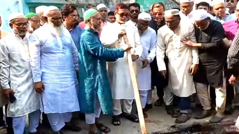 ১৪ নং ওয়ার্ডের নির্মাণকাজ পরিদর্শন করলে