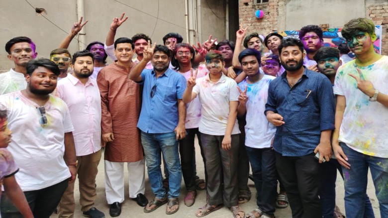 আমলাপাড়ায় বর্ণাঢ্য আয়োজনে হোলি উৎসব: সাম