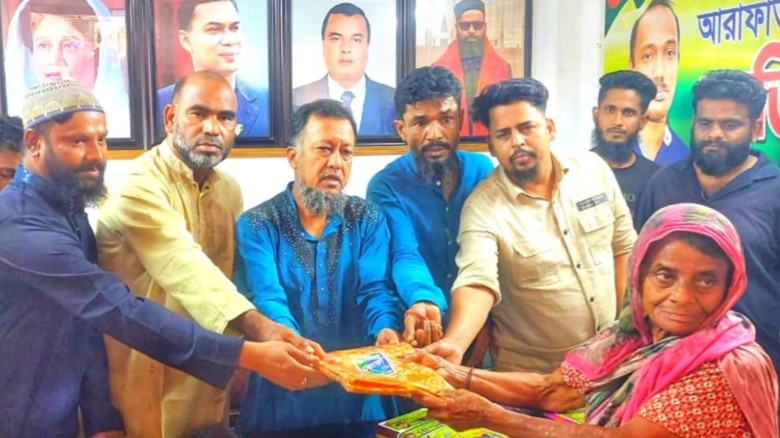 ঈদুল ফিতর উপলক্ষে মহানগর তারেক জিয়া পরিষদের উদ্যোগে অসহায়দের মাঝে বস্ত্র বিতরণ