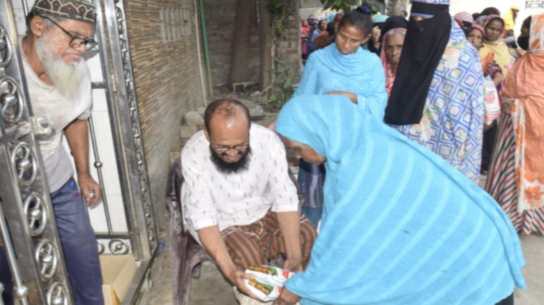 ১২ হাজার পরিবারে ঈদ সামগ্রী বিতরণ করলেন 