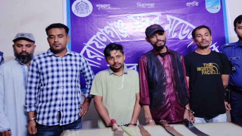 জিমখানায় অভিযান: দেশীয় অস্ত্রসহ ৫ জন গ্র