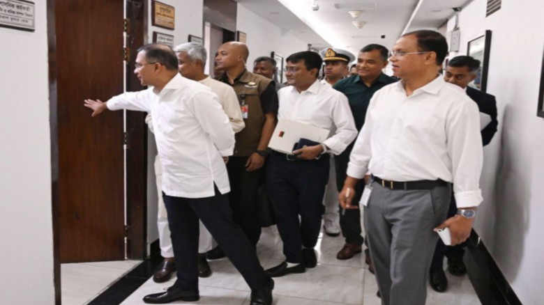 আকস্মিক সচিবালয় পরিদর্শন প্রধানমন্ত্রীর