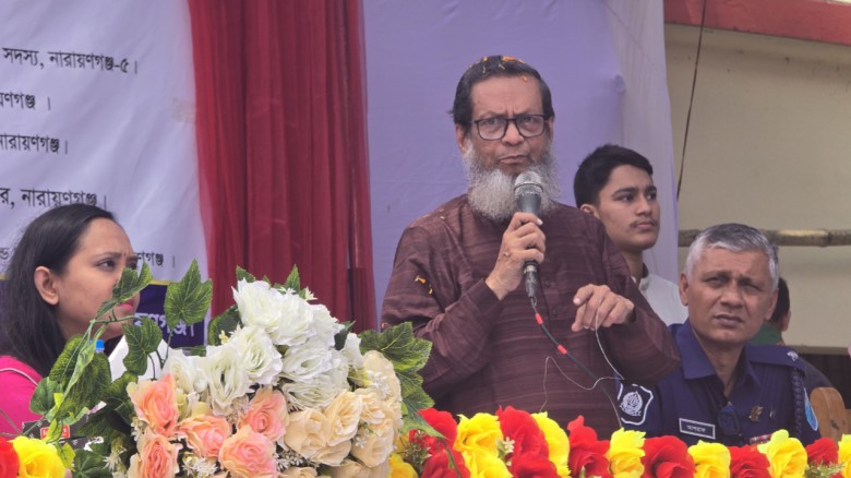 শিক্ষার্থীদের রাস্তায় দাড় করিয়ে রাখা যাব