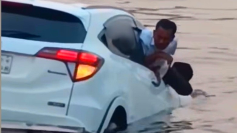 বন্দরে ফেরিতে উঠতে গিয়ে শীতলক্ষ্যায় প্রা