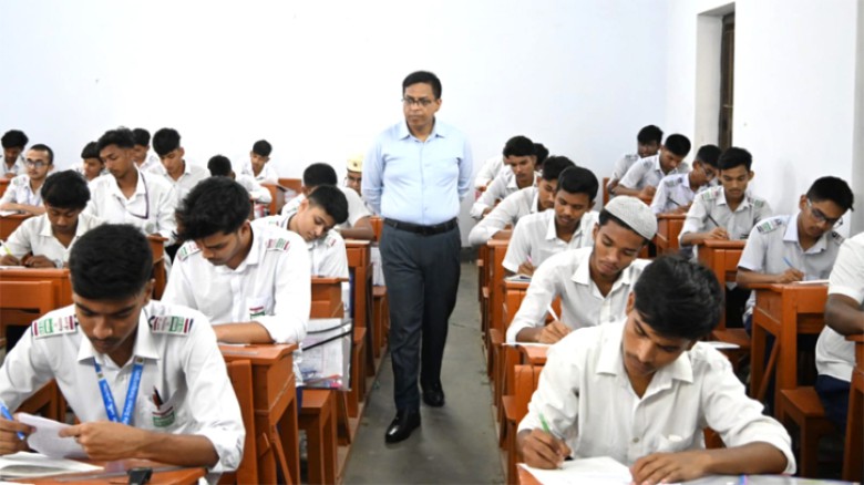 এসএসসি পরীক্ষার বিভিন্ন কেন্দ্র পরিদর্শন