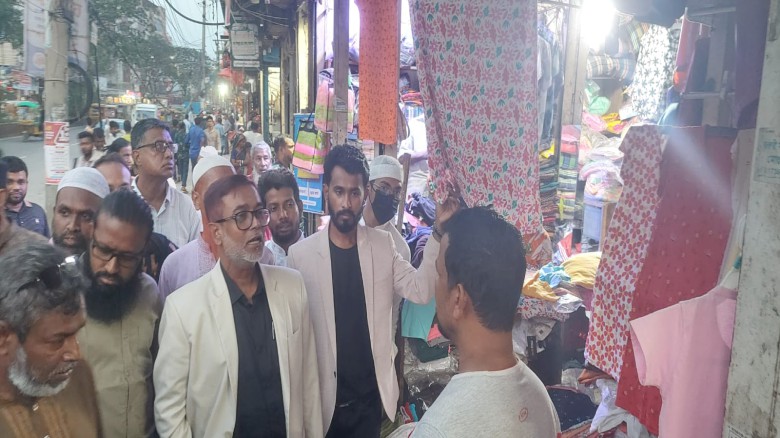 হকার মার্কেট পরিদর্শনে নাসিক প্রশাসক সাখ