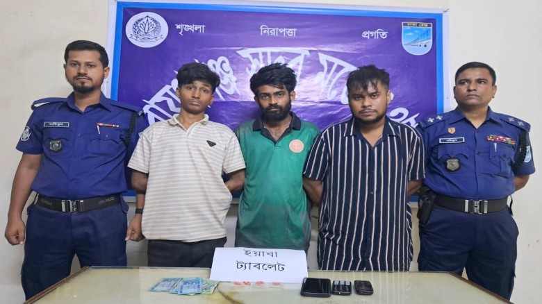 খানপুর থেকে ৩৫ পিছ ইয়াবাসহ ৩ মাদক ব্যবসা