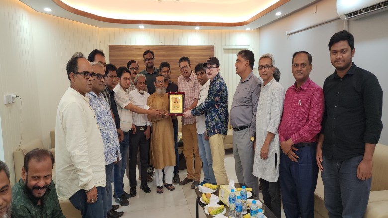 আশা তার গন্তব্যের উদ্দেশ্যে ট্রেনে যাত্র