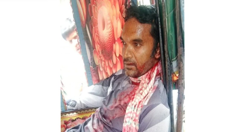 কাশীপুরে অটোরিকশা চালকের গলা কাটলো দুর্ব