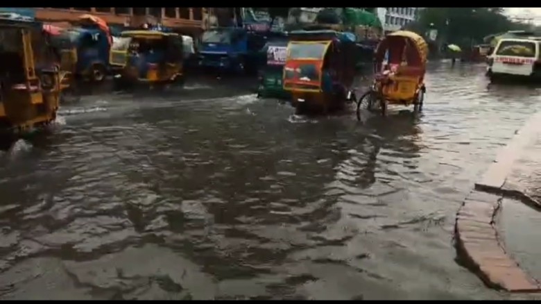 সিটি কর্পোরেশন ভবনের সামনেই জলাবদ্ধতা: দ