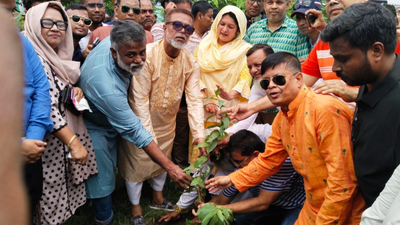 সবাইকে বৃক্ষরোপণে এগিয়ে আসার আহ্বান জানা