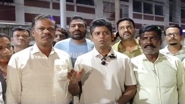 বাস চলাচল বন্ধের পর বৈঠক: চাঁদাবাজির অভি