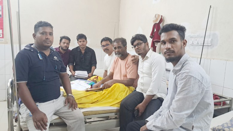 অসুস্থ ফটো সাংবাদিক আমির হোসেনের পাশে বন