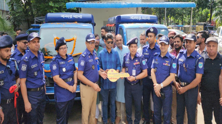 বন্দর থানায় এমপি আবুল কালামের দুটি পিকআপ