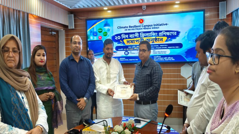 ল্যাপটপ হাতে আফসানা, দক্ষতার সনদে নতুন স