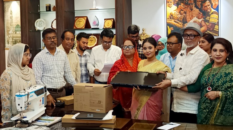 নাসিকে নারীদের আত্মকর্মসংস্থানে সরঞ্জাম,