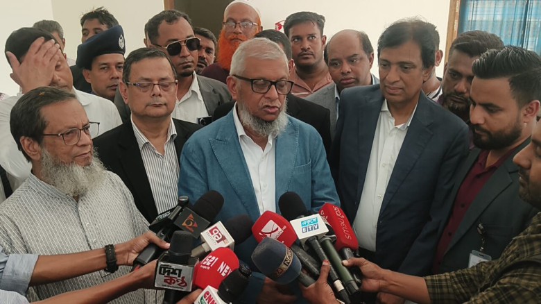 বন্দরে শ্রমকল্যাণ কমপ্লেক্স পরিদর্শন করল